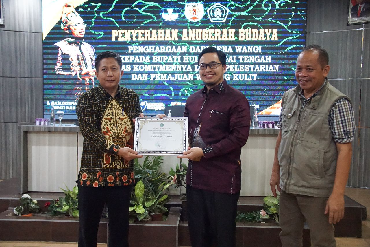 Komitmen Lestarikan Wayang Kulit Banjar, Bupati HST Raih Anugerah dari Sena Wangi