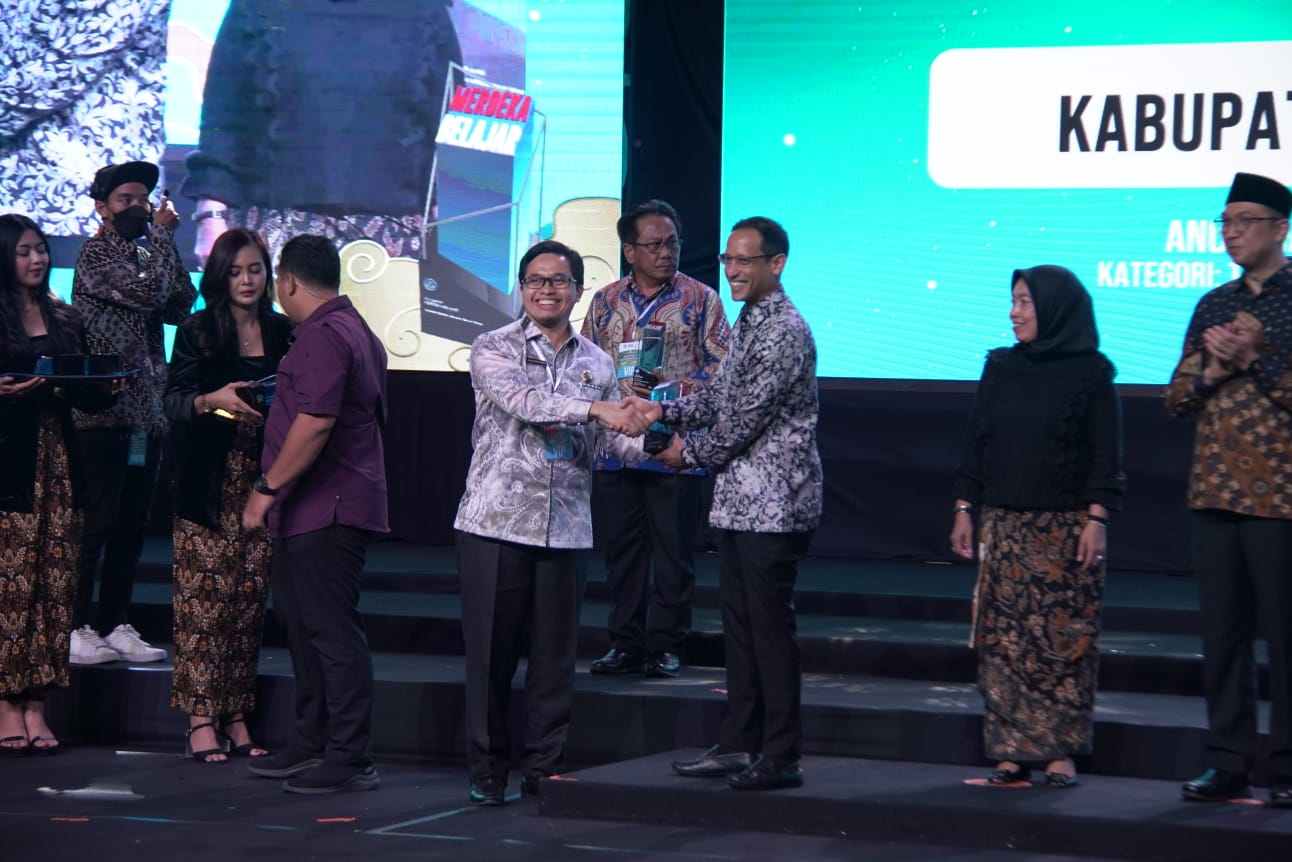 Bupati HST Terima Anugerah Merdeka Belajar dari Mendikbudristek di Yogyakarta