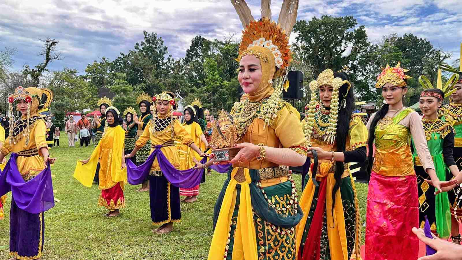 Kejutan Hari Tari Sedunia di HST, Ketua TP PKK Ikut Menari Tari Murakata