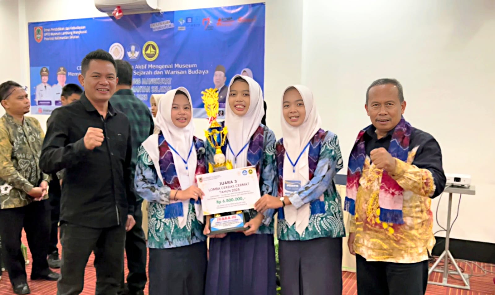 Tiga Siswi SMPN 13 HST Torehkan Sejarah, Juara Tiga LCC Museum Tingkat Provinsi